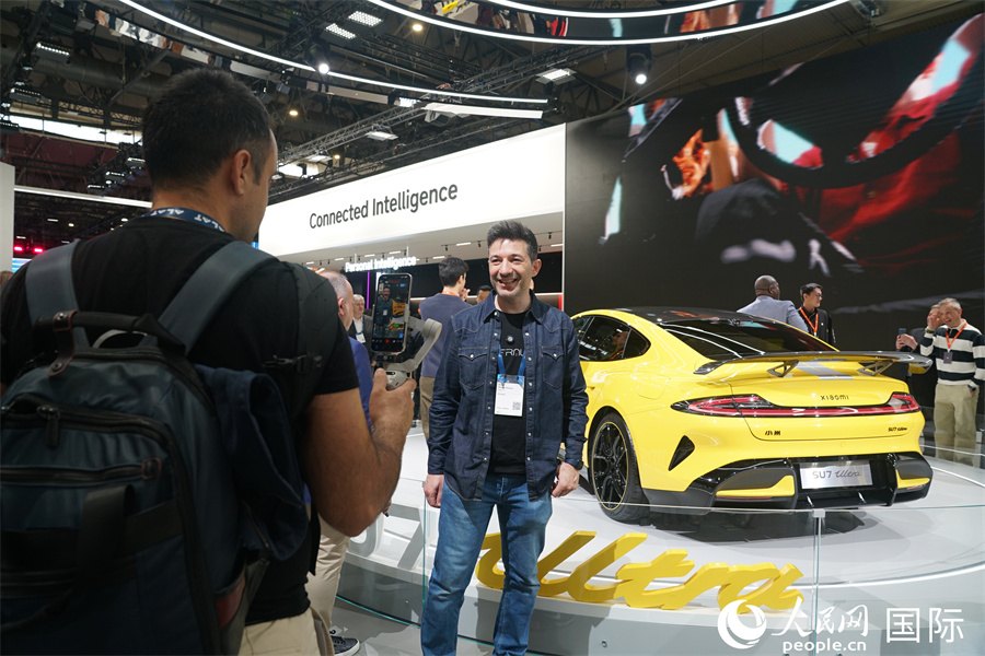 中國品牌小米的新款汽車SU7 Ultra吸引了眾多參觀者駐足合影留念。人民網(wǎng)記者 顏歡攝