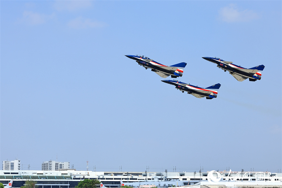 中國空軍八一飛行表演隊(duì)進(jìn)行適應(yīng)性訓(xùn)練。人民網(wǎng)記者 白元琪攝