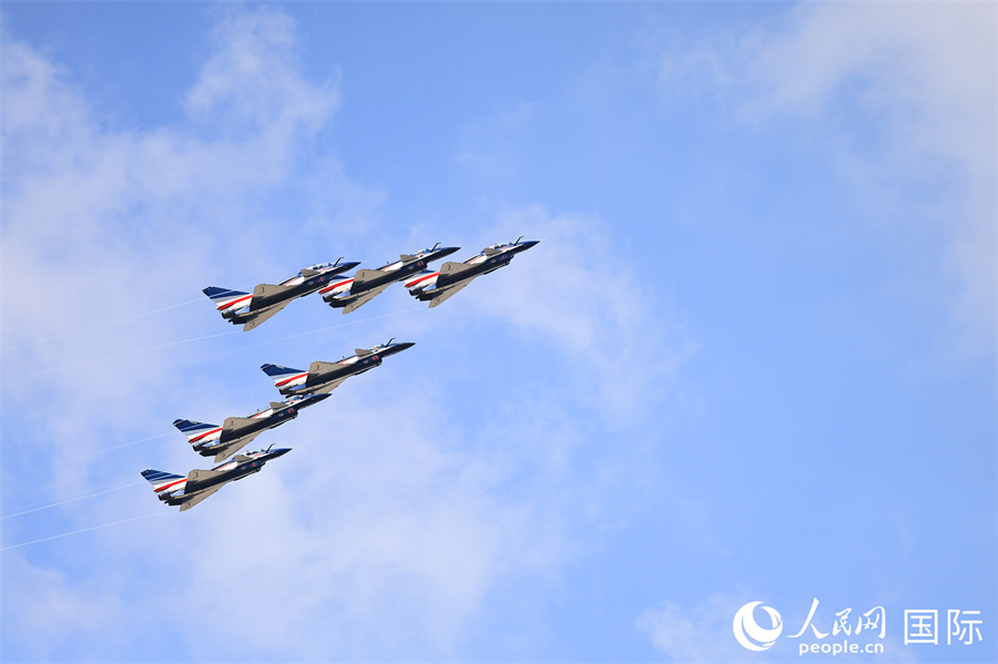 中國空軍八一飛行表演隊進行適應(yīng)性訓(xùn)練。人民網(wǎng)記者 白元琪攝