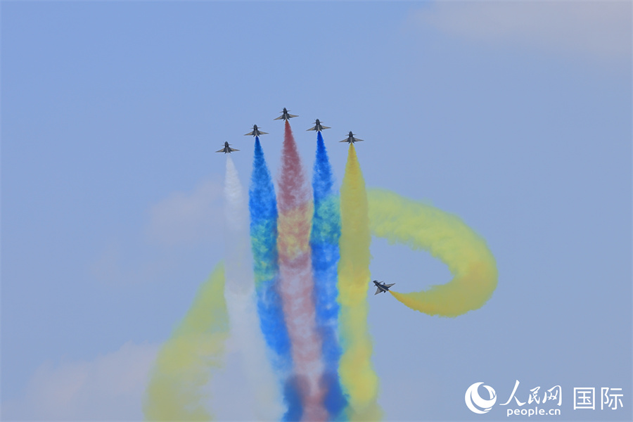 中國空軍八一飛行表演隊(duì)進(jìn)行適應(yīng)性訓(xùn)練。人民網(wǎng)記者 白元琪攝