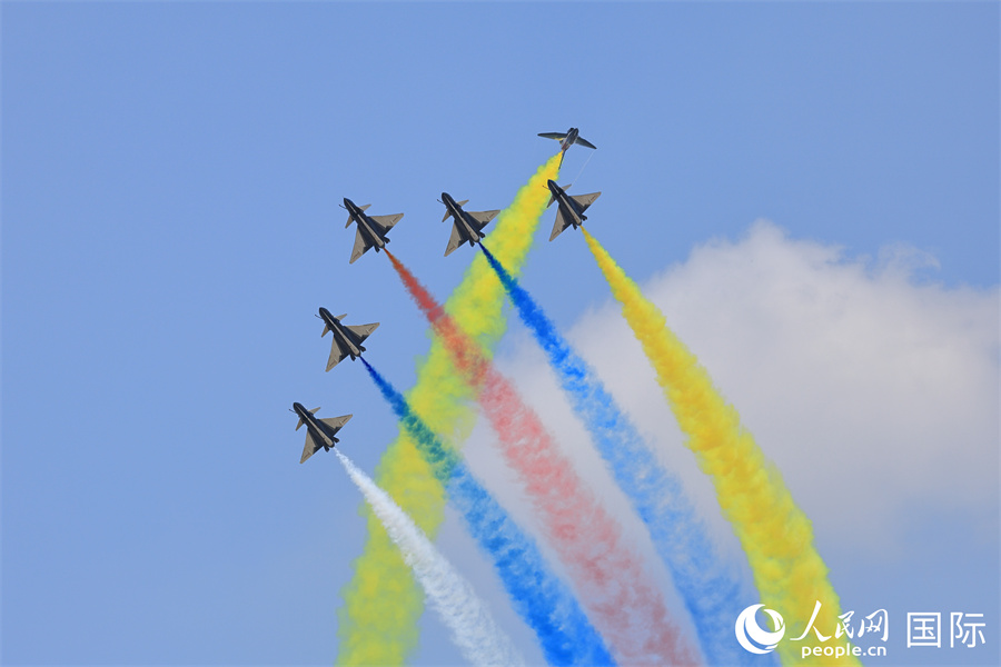 中國(guó)空軍八一飛行表演隊(duì)進(jìn)行適應(yīng)性訓(xùn)練。人民網(wǎng)記者 白元琪攝