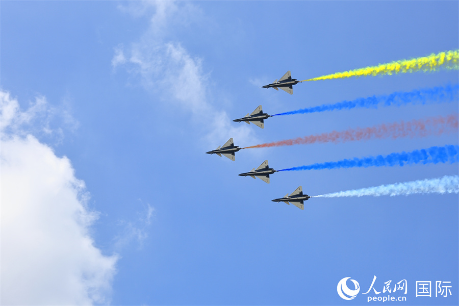 中國空軍八一飛行表演隊進行適應(yīng)性訓(xùn)練。人民網(wǎng)記者 白元琪攝