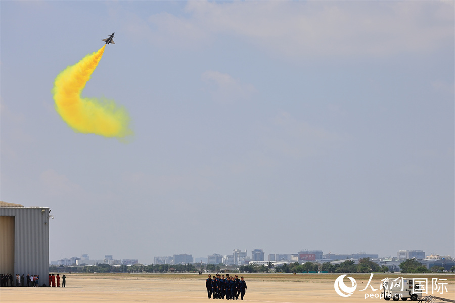 中國(guó)空軍八一飛行表演隊(duì)進(jìn)行適應(yīng)性訓(xùn)練。人民網(wǎng)記者 白元琪攝