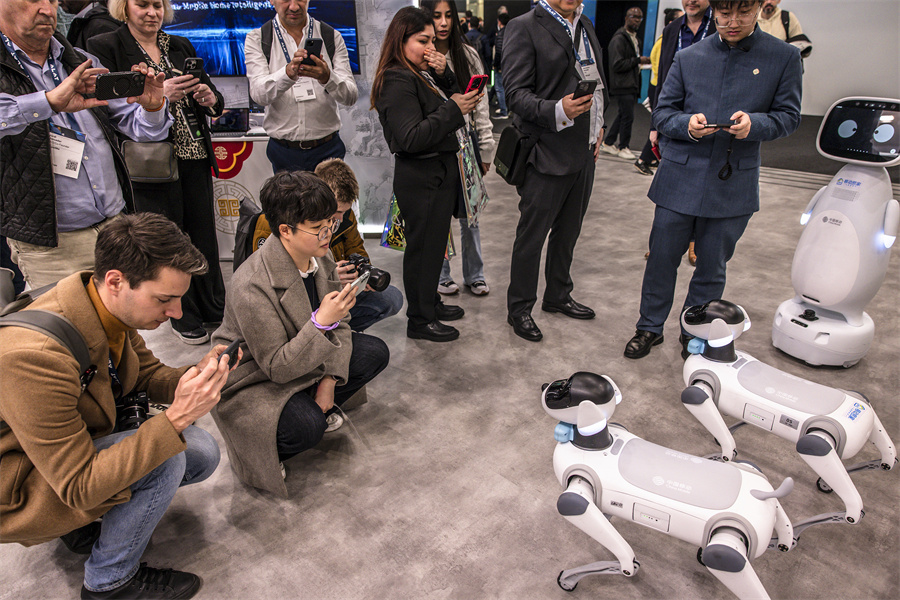 當(dāng)?shù)貢r間2025年3月3日，西班牙巴塞羅那，世界移動通信大會，中國移動展位上的機器狗。