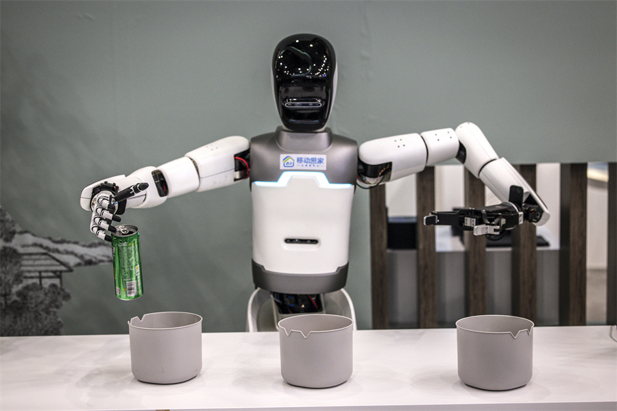 中國(guó)移動(dòng)展位上的人形機(jī)器人握著一罐飲料。