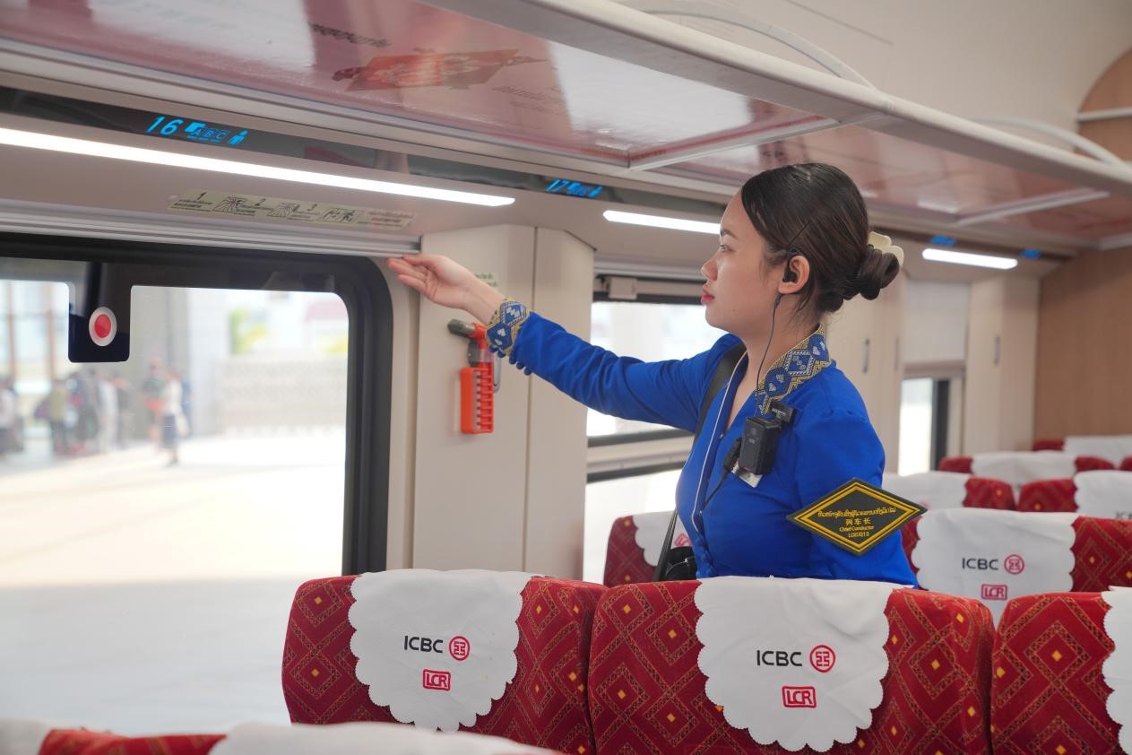 中老鐵路瀾滄號動車組列車長小麗正在進行車廂檢查。老中鐵路有限公司供圖