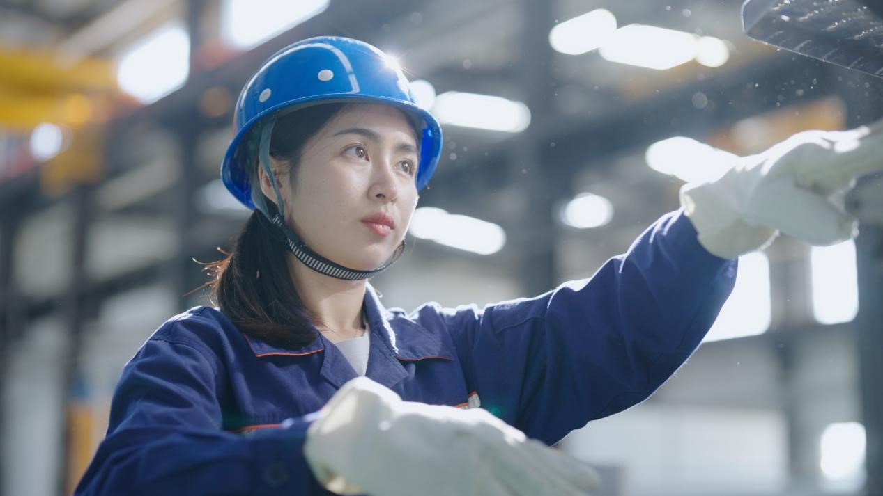 老中鐵路有限公司萬象運營管理中心機輛車間希達在工作中。老中鐵路有限公司供圖