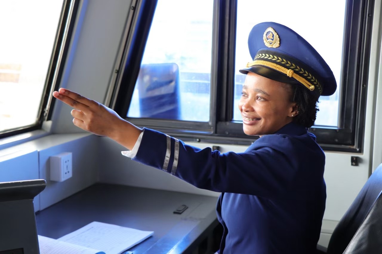 吉陶在駕駛客運(yùn)列車。非洲之星鐵路運(yùn)營公司供圖