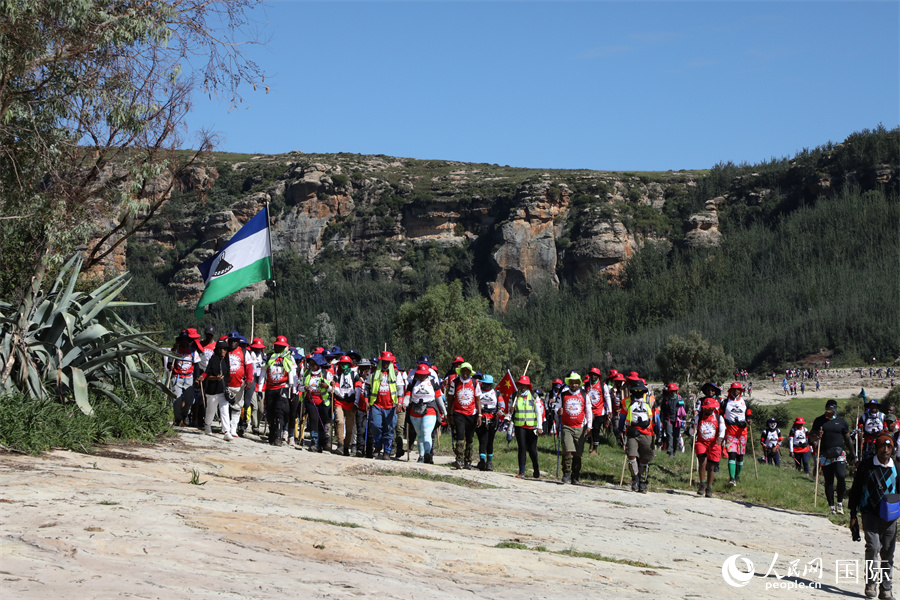 2025年度莫舒舒遠(yuǎn)足活動首日，徒步者在行進中。人民網(wǎng)記者 戴楷然攝