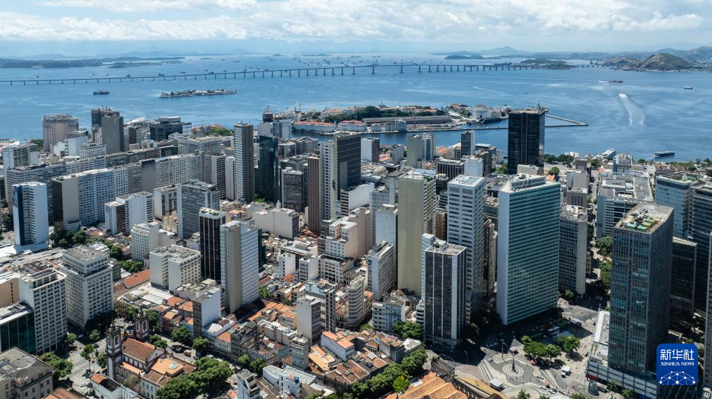 這是3月7日在巴西里約熱內(nèi)盧拍攝的市中心商業(yè)區(qū)和瓜納巴拉灣（無(wú)人機(jī)照片）。新華社記者 王天聰 攝