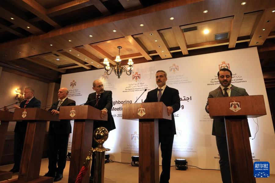 3月9日，在約旦首都安曼，敘利亞、約旦、土耳其、伊拉克和黎巴嫩五國的外長召開聯(lián)合新聞發(fā)布會。新華社發(fā)（默罕默德·阿布·古什攝）