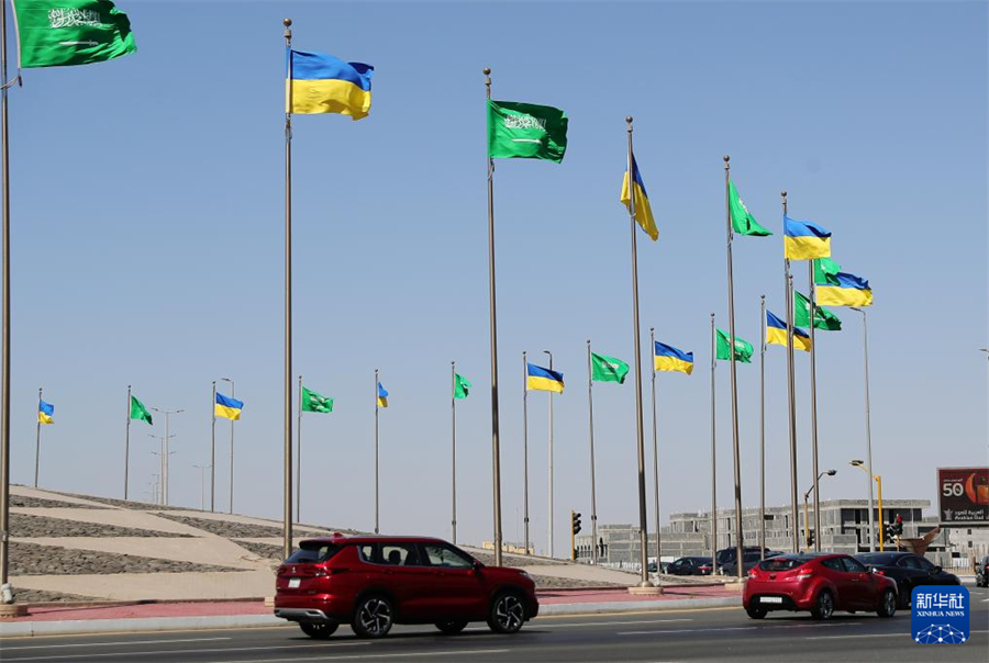 3月10日，在沙特阿拉伯吉達(dá)，沙特阿拉伯和烏克蘭兩國的國旗在道路旁飄揚。新華社記者 王東震 攝