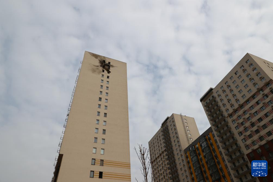 這是3月11日在俄羅斯莫斯科州南部薩普羅諾沃拍攝的受損住宅樓。新華社記者 白雪騏 攝