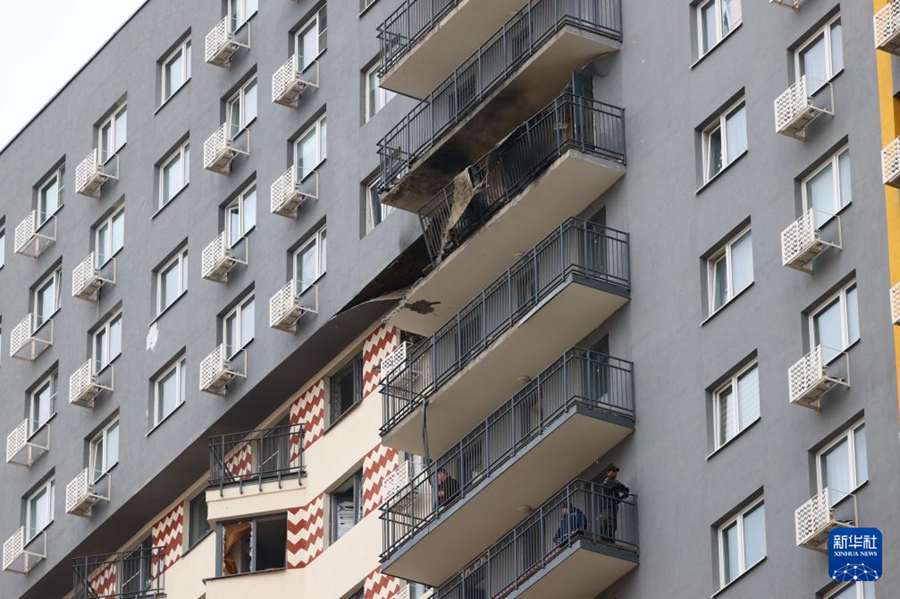 這是3月11日在俄羅斯莫斯科州南部薩普羅諾沃拍攝的受損住宅樓。新華社記者 白雪騏 攝