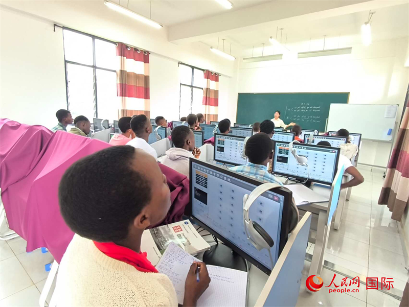 學(xué)生們在課堂上認(rèn)真聽講。人民網(wǎng)記者 黃培昭攝