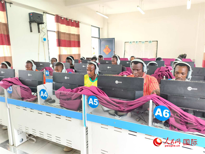 學(xué)生們正在上聽力課。人民網(wǎng)記者 黃培昭攝