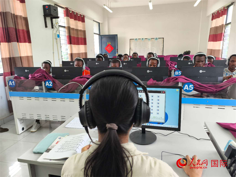 在聽力教室內(nèi) 。人民網(wǎng)記者 黃培昭攝