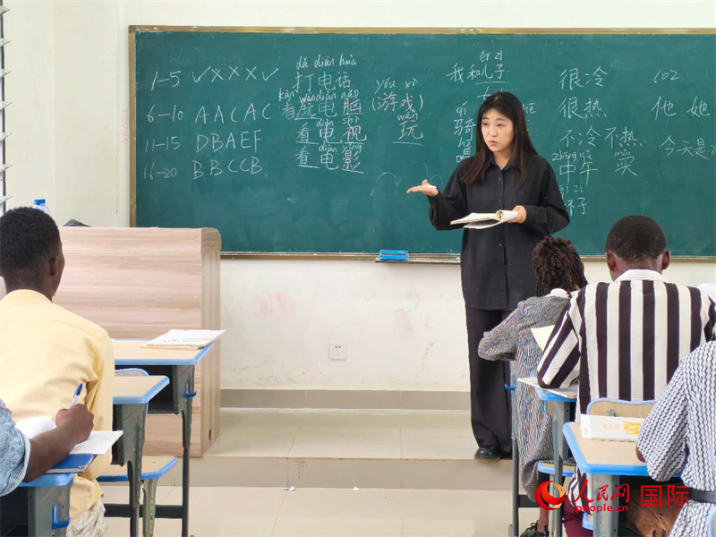 中國老師在給學(xué)生們講課。人民網(wǎng)記者 黃培昭攝