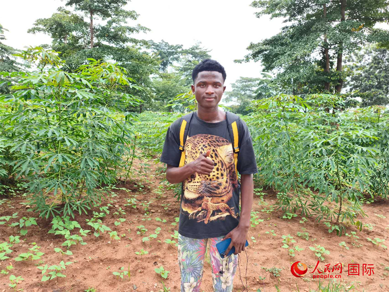 中文系的一位當(dāng)?shù)貙W(xué)生。 人民網(wǎng)記者 黃培昭攝