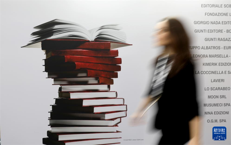 3月11日，參展者在英國倫敦書展上參觀。新華社記者 李穎 攝