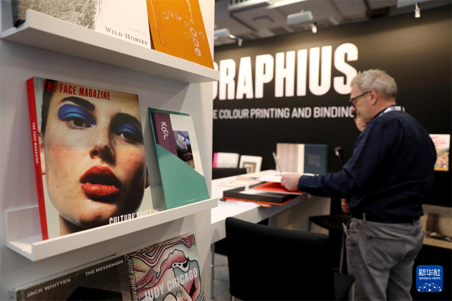 3月11日，參展者在英國倫敦書展上參觀。新華社記者 李穎 攝