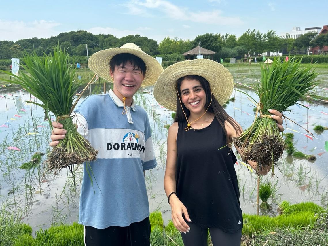 卡友琪在插秧。受訪者供圖