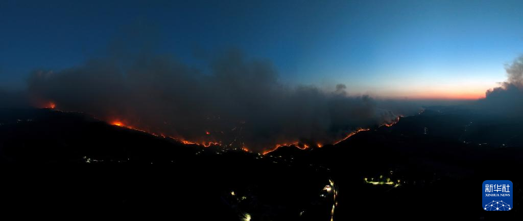 這是3月22日拍攝的韓國慶尚北道義城郡附近的山火現(xiàn)場。新華社/紐西斯通訊社