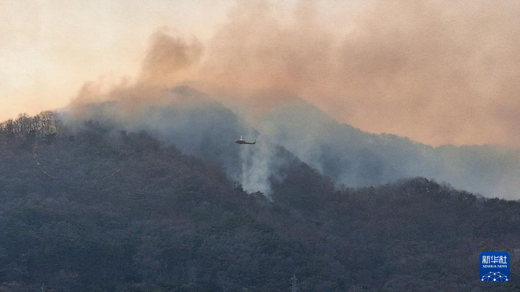 這是3月22日拍攝的韓國(guó)慶尚南道金海市附近的山火現(xiàn)場(chǎng)。新華社/紐西斯通訊社