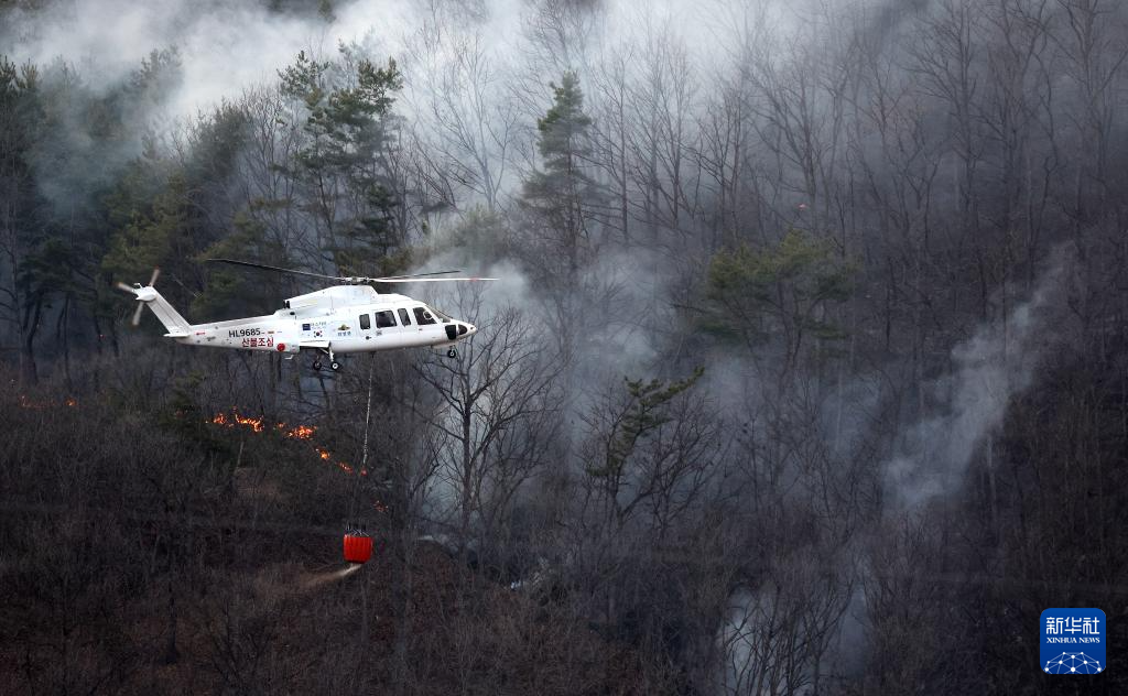 3月22日，救援直升機(jī)在韓國(guó)慶尚北道義城郡附近參與滅火。新華社/紐西斯通訊社