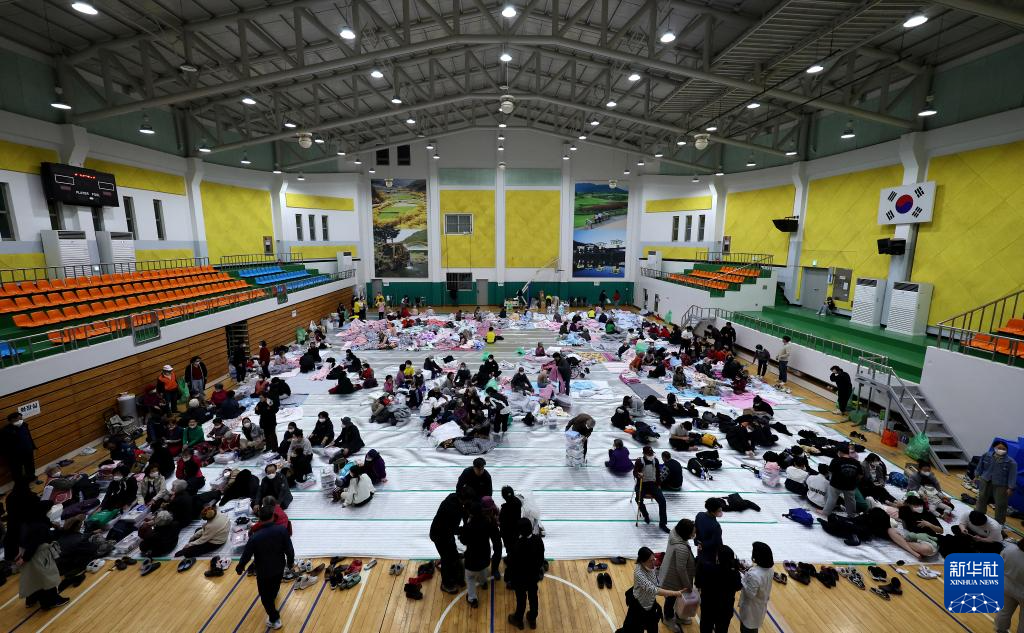 3月22日，受山火影響的居民在韓國慶尚北道義城郡的一座體育館內(nèi)避難。新華社/紐西斯通訊社