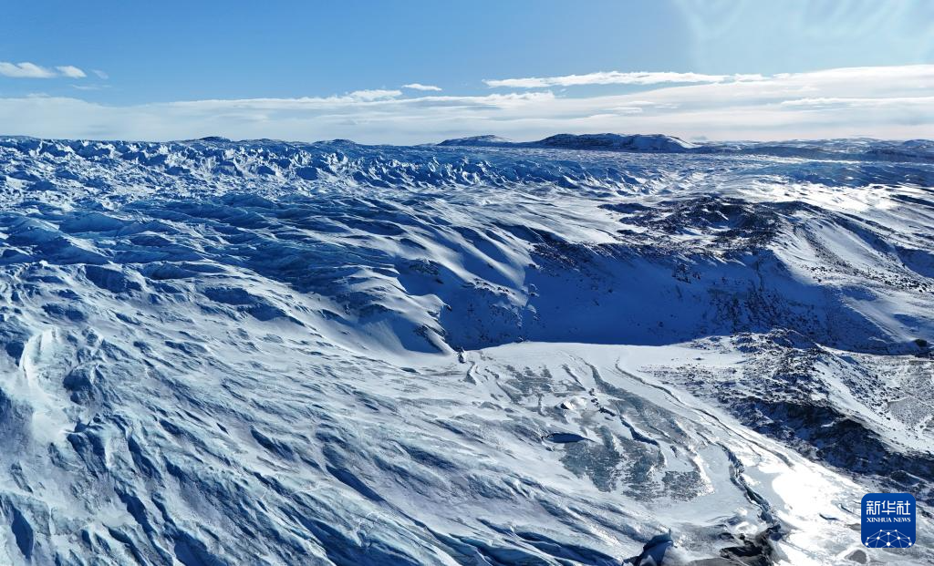 這是3月21日在丹麥自治領(lǐng)地格陵蘭島南斯特倫菲尤爾附近拍攝的冰蓋（無人機照片）。新華社記者 趙丁喆 攝
