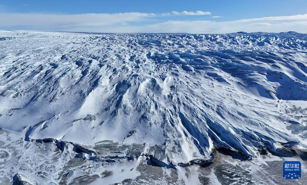 這是3月21日在丹麥自治領(lǐng)地格陵蘭島南斯特倫菲尤爾附近拍攝的冰蓋（無人機(jī)照片）。新華社記者 趙丁喆 攝
