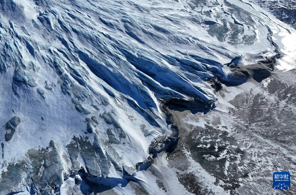 這是3月21日在丹麥自治領(lǐng)地格陵蘭島南斯特倫菲尤爾附近拍攝的冰蓋（無人機(jī)照片）。新華社記者 趙丁喆 攝