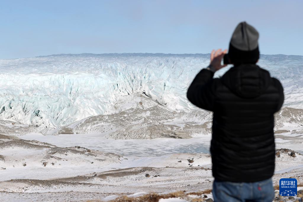 這是3月21日在丹麥自治領(lǐng)地格陵蘭島南斯特倫菲尤爾附近拍攝的冰蓋邊緣的一處冰川。新華社記者 趙丁喆 攝