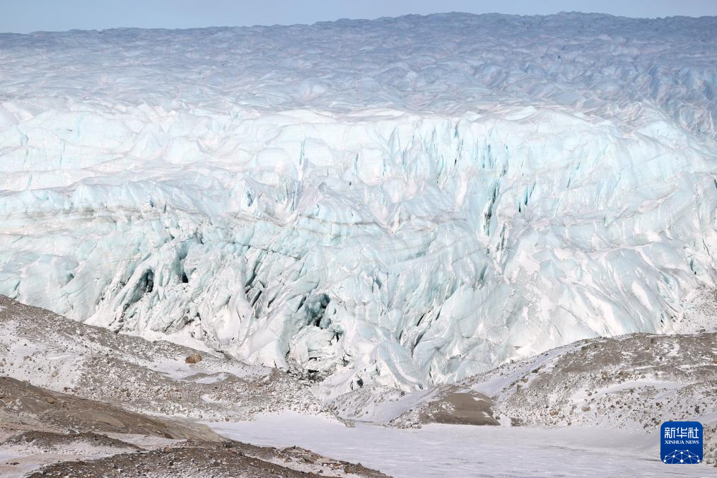 這是3月21日在丹麥自治領(lǐng)地格陵蘭島南斯特倫菲尤爾附近拍攝的冰蓋邊緣的一處冰川。新華社記者 趙丁喆 攝