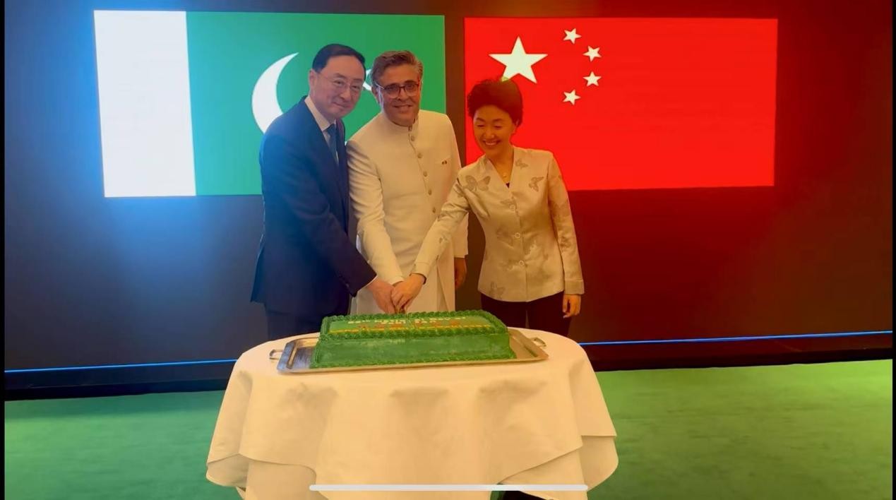 外交部副部長孫衛(wèi)東（左）、巴基斯坦駐華大使卡里爾·哈什米（中）、中聯(lián)部副部長孫海燕（右）共切蛋糕。巴基斯坦駐華大使館供圖