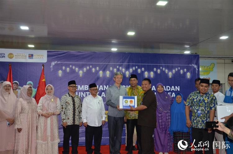 王魯彤向印尼困難民眾代表捐贈(zèng)齋月慈善愛(ài)心包裹。人民網(wǎng)記者 李培松攝