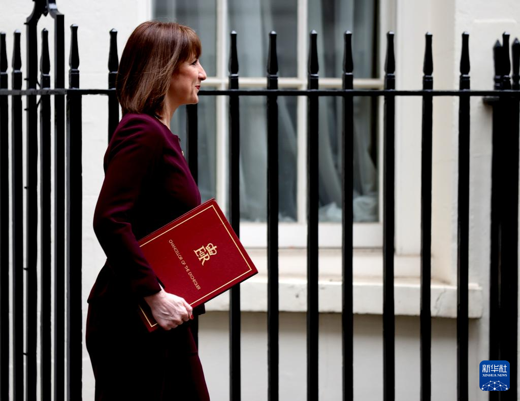 3月26日，在英國(guó)倫敦，英國(guó)財(cái)政大臣里夫斯前往議會(huì)公布春季預(yù)算案。新華社記者 李穎 攝