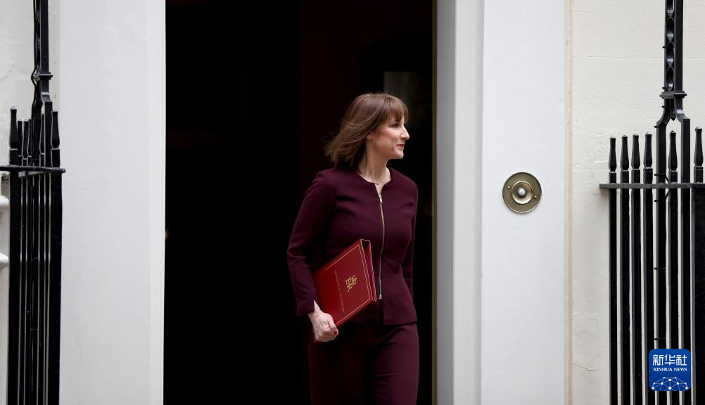 3月26日，在英國(guó)倫敦，英國(guó)財(cái)政大臣里夫斯前往議會(huì)公布春季預(yù)算案。新華社記者 李穎 攝