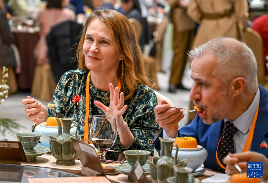 3月28日，外賓在品嘗福建泉州石獅美食。石獅市位于福建泉州，是古代海上絲綢之路的重要起點。新華社記者 陳朔 攝