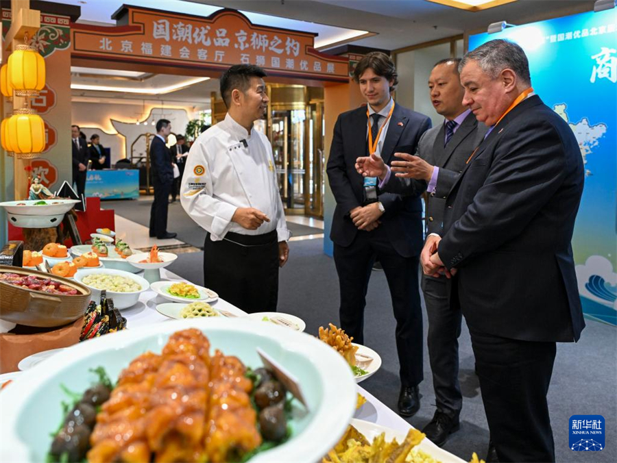 3月28日，外賓在了解福建泉州石獅特色“宋元海絲宴”。石獅市位于福建泉州，是古代海上絲綢之路的重要起點。新華社記者 陳朔 攝