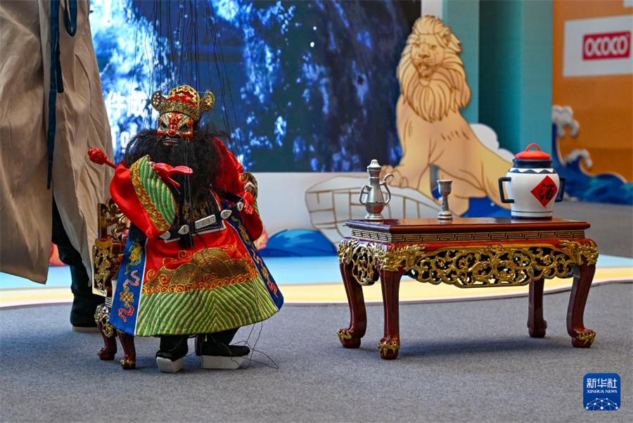 3月28日，演員在活動現(xiàn)場表演泉州提線木偶戲《鐘馗醉酒》。新華社記者 陳朔 攝