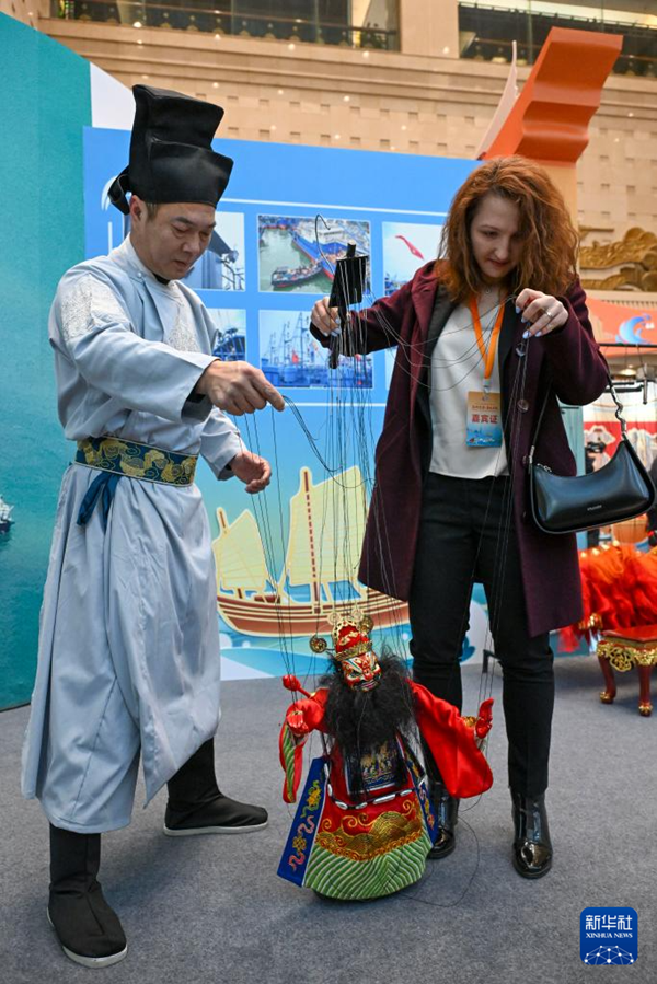 3月28日，外賓在體驗(yàn)泉州提線木偶。新華社記者 陳朔 攝