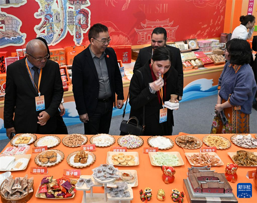 3月28日，外賓在品嘗泉州石獅特色小吃。石獅市位于福建泉州，是古代海上絲綢之路的重要起點。新華社記者 陳朔 攝
