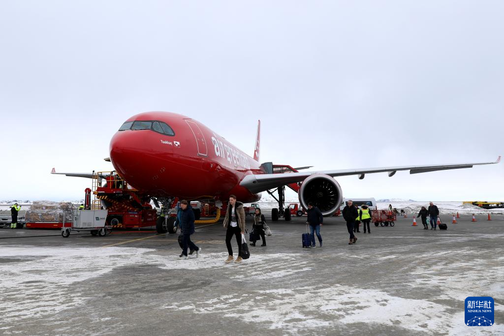 3月18日，人們乘坐飛機(jī)抵達(dá)丹麥自治領(lǐng)地格陵蘭島首府努克。新華社記者 趙丁喆 攝