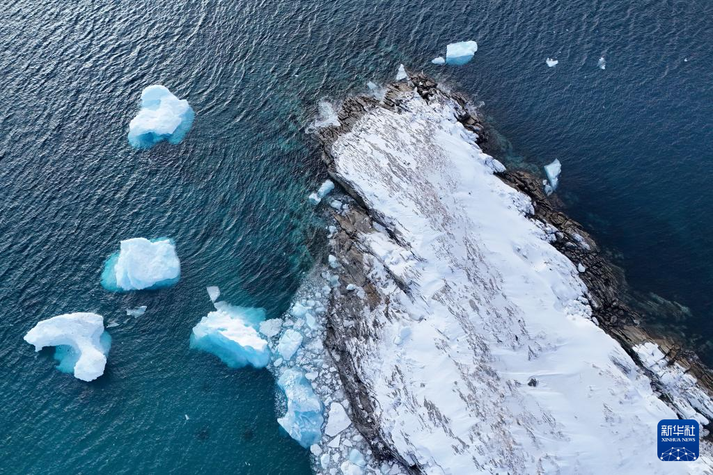 　　這是3月20日在丹麥自治領(lǐng)地格陵蘭島首府努克拍攝的海岸線景色（無(wú)人機(jī)照片）。新華社記者 趙丁喆 攝