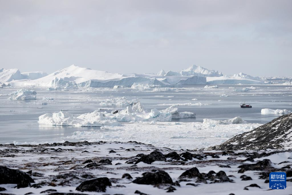 這是3月22日在丹麥自治領(lǐng)地格陵蘭島迪斯科灣拍攝的冰山。新華社記者 趙丁喆 攝