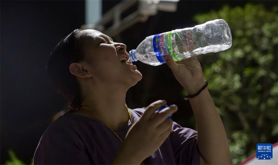 3月31日，在緬甸曼德勒，一名女子大口喝水。新華社記者 才揚(yáng) 攝