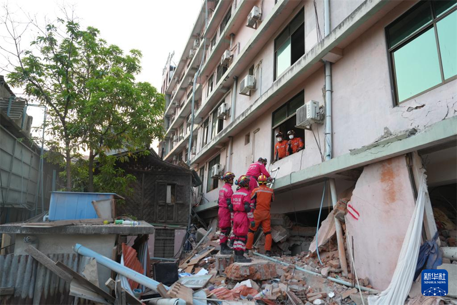 4月2日，中國救援隊(duì)伍在緬甸曼德勒開展救援。新華社記者 才揚(yáng) 攝