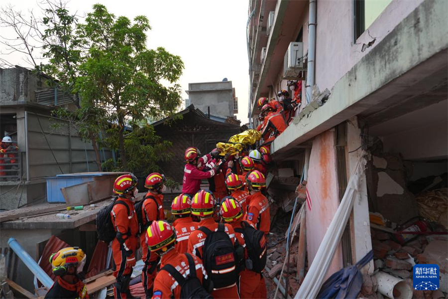 4月2日，在緬甸曼德勒，中國救援隊伍救出一名幸存者。新華社記者 才揚(yáng) 攝